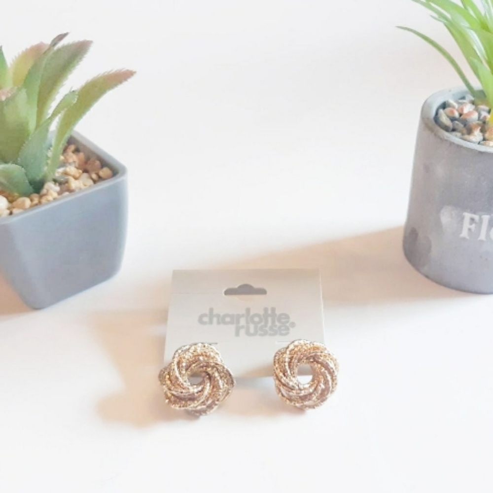 Gold nest kinda earings